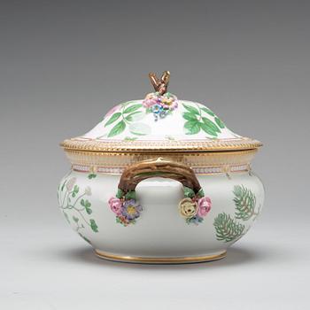 TERRIN med LOCK, porslin. "Flora Danica", Royal Copenhagen, Danmark, 1900-tal.