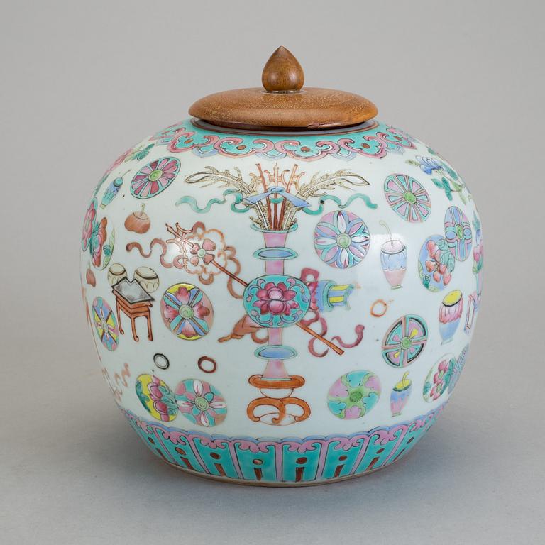 URNA, porslin, Kina, omkring 1900.