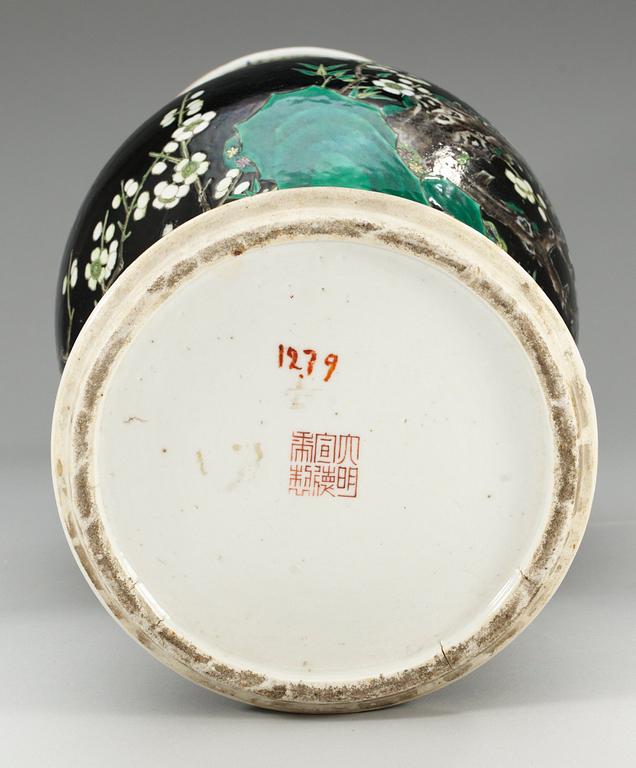 A famille noire vase, late Qing dynasty (1644-1912).