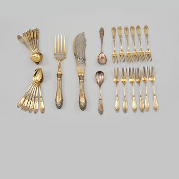 DESSERTBESTICK samt UPPLÄGGNINGSBESTICK, förgyllt silver, 40 delar, C.G Hallberg, tidigt 1900-tal. Total vikt 1327 g.