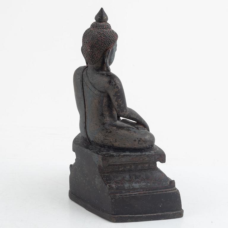 A Burmese bronze figure of a buddha, 17th century.