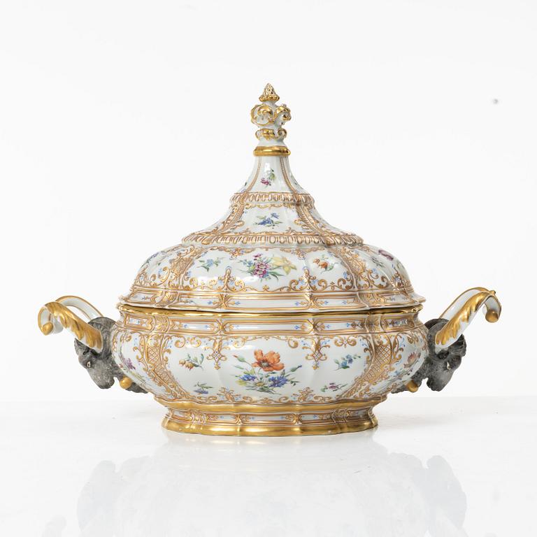 Bing & Grøndahl, a 'Rosenborg' tureen with lid, Denmark.