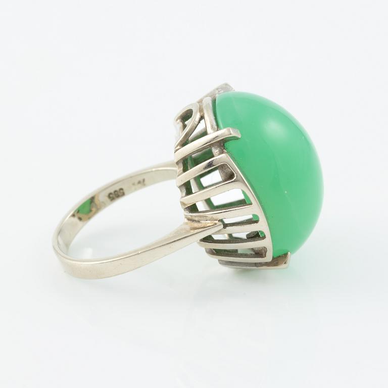 Ring, cocktail ring, 14K white gold with cabochon-cut chrysoprase.