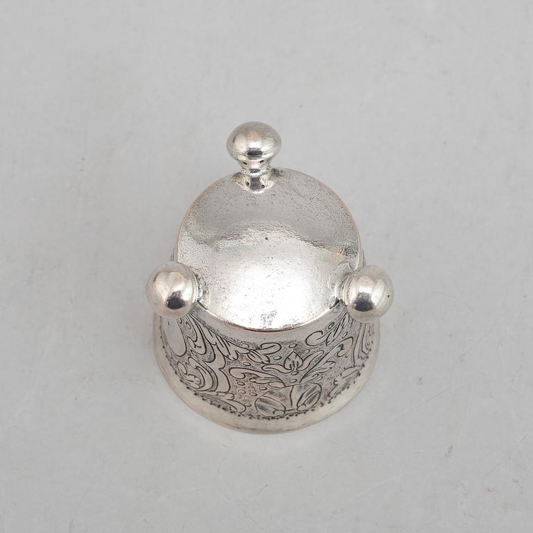 Bägare, silver, Moskva 1770-tal OCH bägare på kulfötter, silver, omärkt, 1700-tal.