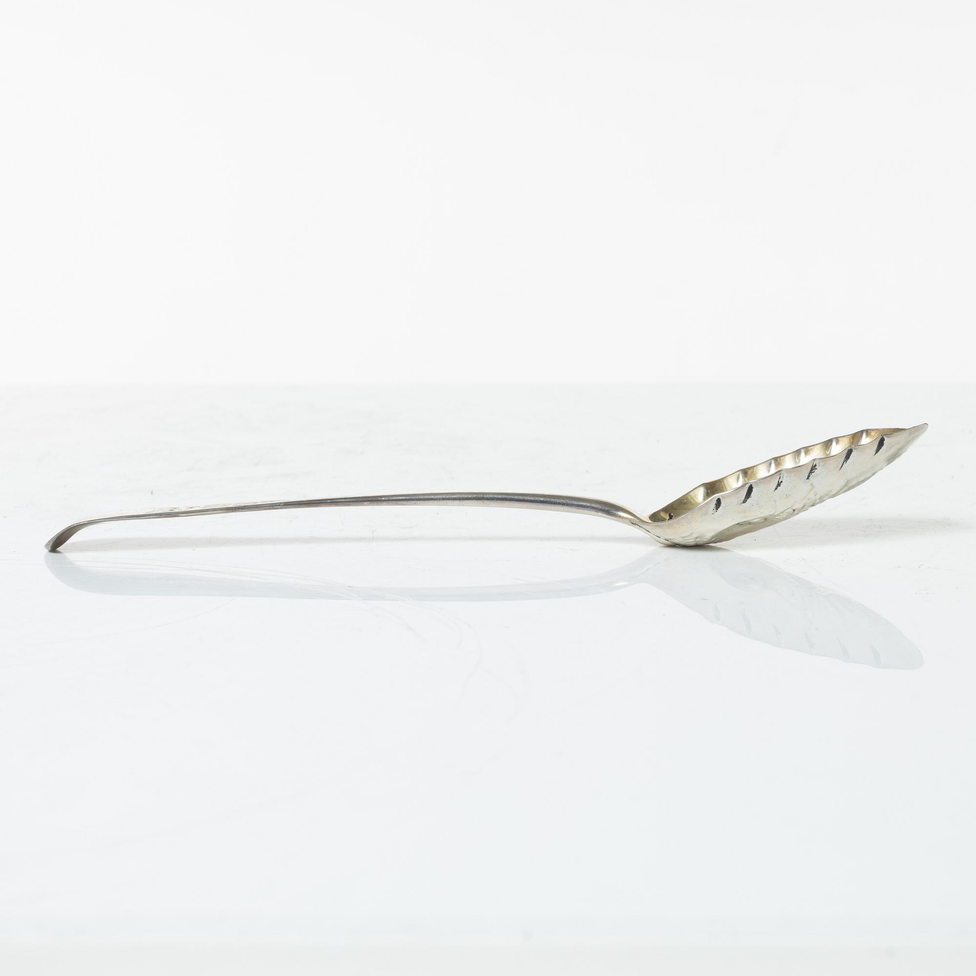 Thomas Wallis I, pokal, silver, London, England 1773 och Thomas Northcote, sked, silver, London, England 1789.