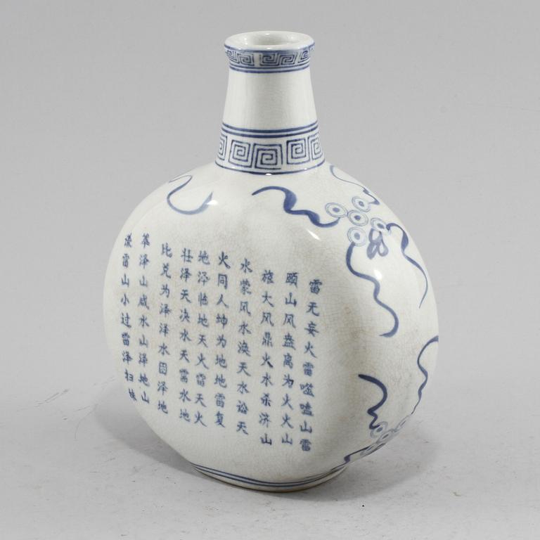FLASKA, porslin, Kina, 1900-tal.