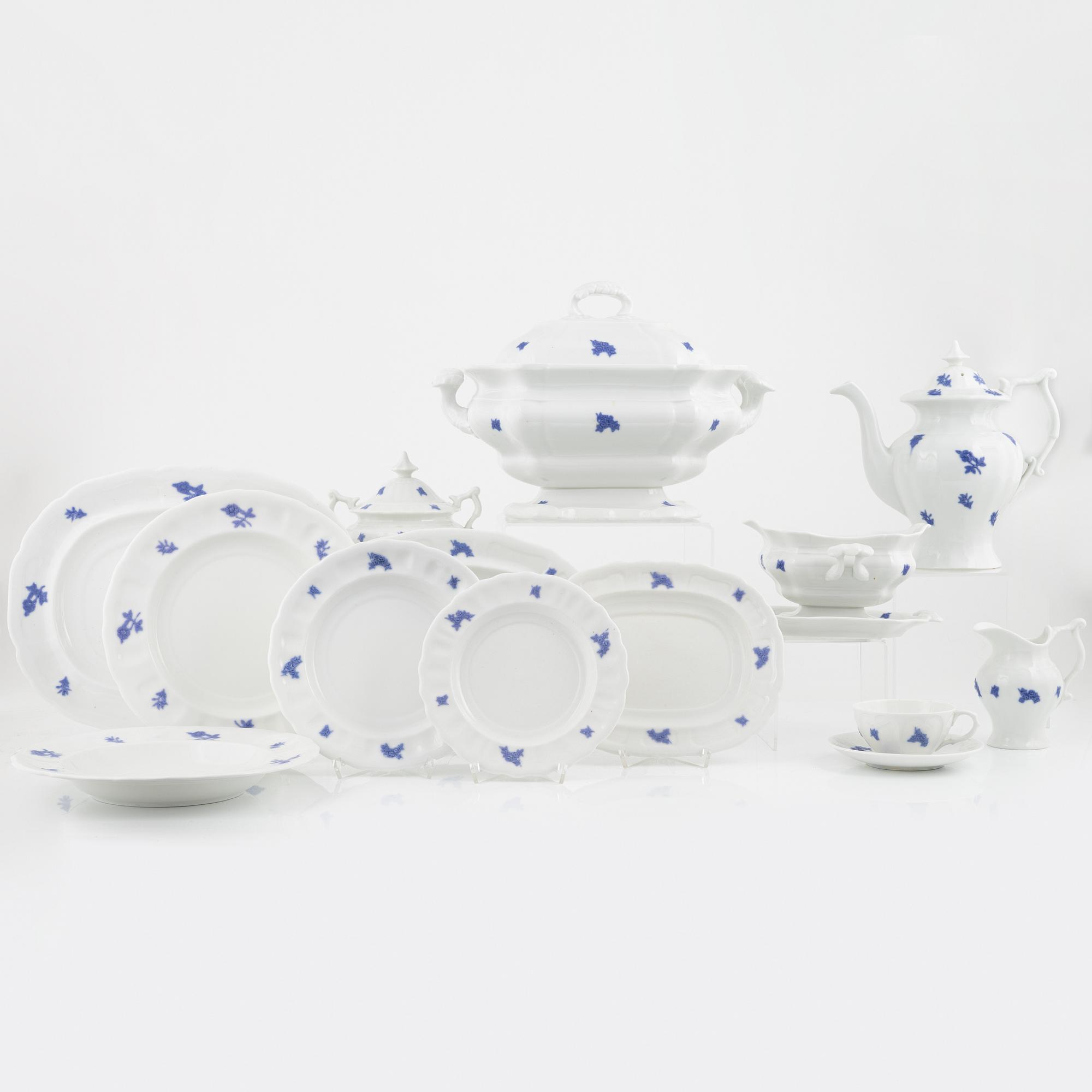 Rörstrand, a porcelaine coffee- and dinner service, 'Blå Blom' (74 pieces).