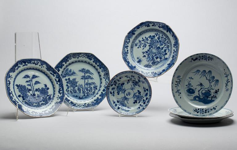 TALLRIKAR, 8 st, porslin, Kina, Qianlong (1736-95).