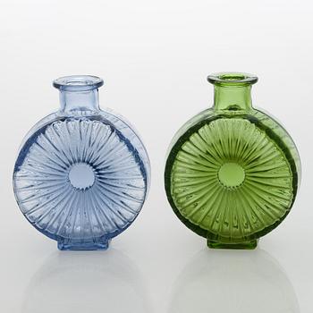 Helena Tynell, flaskor, 2 st, "Solflaskan" Riihimäen Lasi Oy. I produktion 1964-1974.