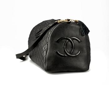 A 1980s quilt leather weekendbag by Chanel.