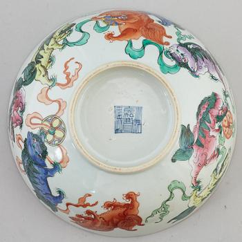 A Chinese famille rose bowl, early 20th century.