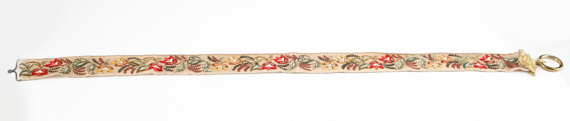 SPJÄLLBAND, broderat, med förgyllt mässingsbeslag. Längd ca 172 cm.