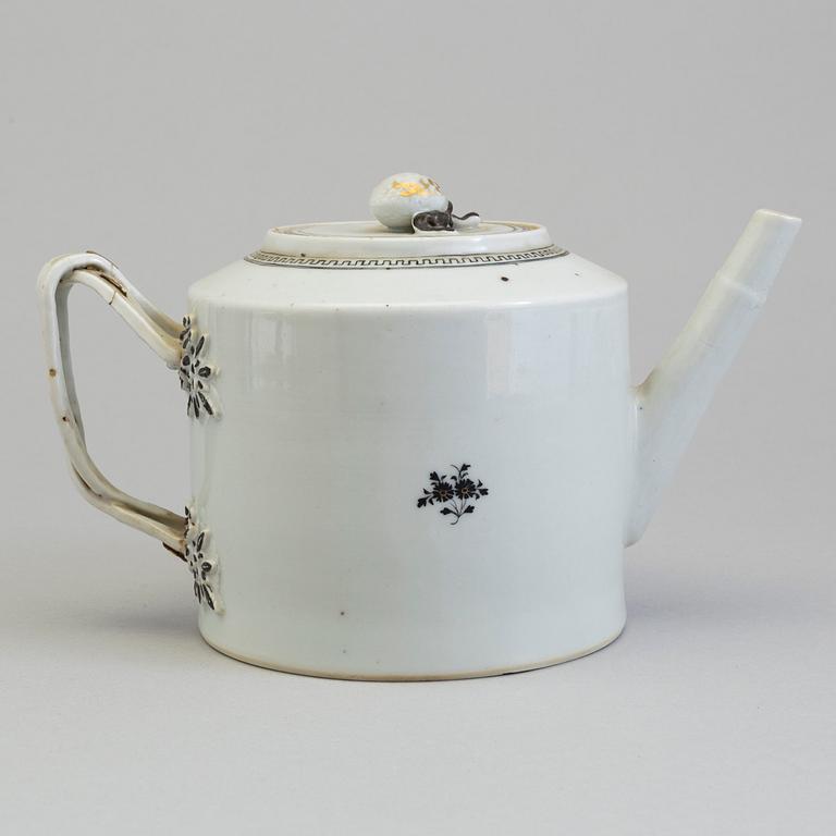 A Chinese porcelain teapot, Jiaqing (1796-1822).