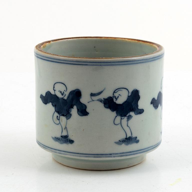 A Japanese blue and white porcelain pot, Meiji (1868-1912).