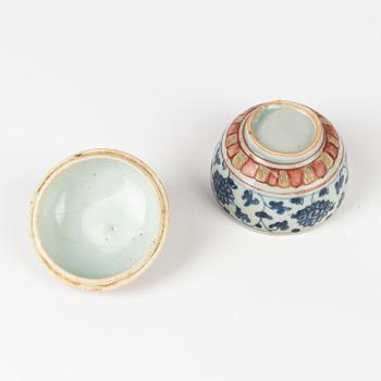 A blue and white box with cover, decorated in enamels, Ming dynasty (1368-1644).