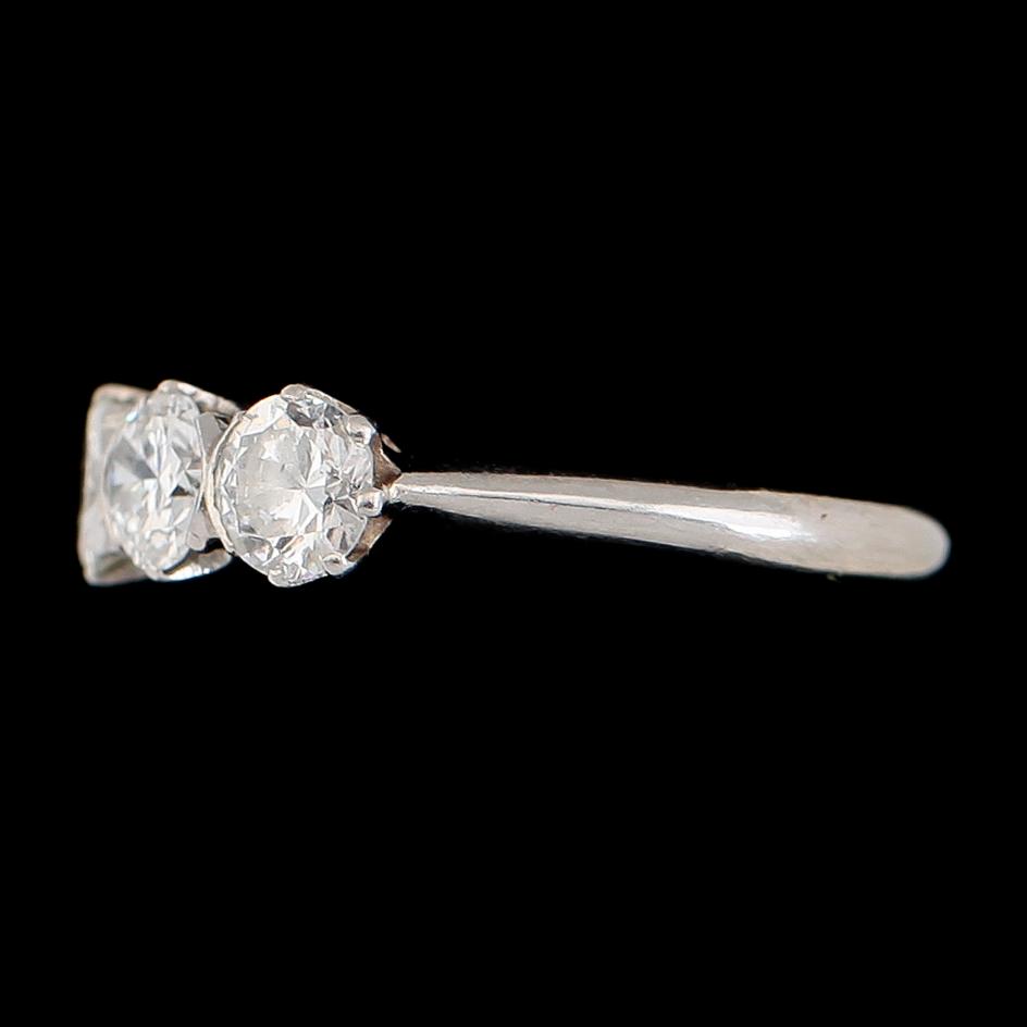 RING, 18K vitguld, CG Hallberg 1931, briljantslipade diamanter tot ca 1.20 ct. Vikt ca 3 g.