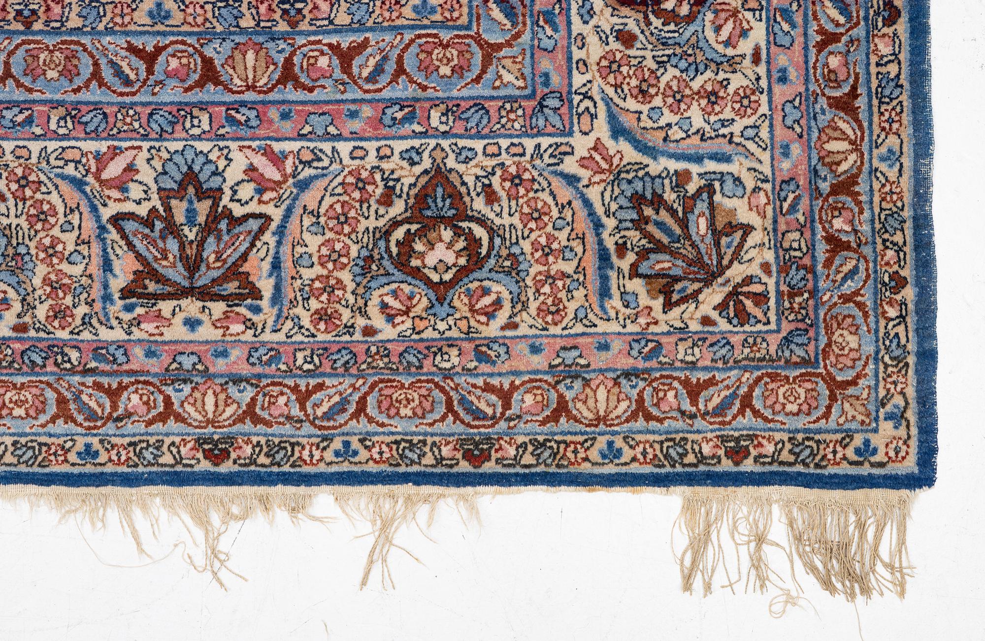 An antique Kirman carpet, ca 410 x 290 cm.