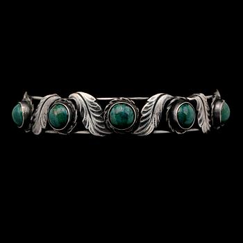 COLLIER, 2 st och ARMBAND, korall, malakit, grön sten och silver.