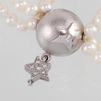 COLLIER, odlade pärlor med lås i 18K vitguld, briljantslipade diamanter samt odlad pärla, Ole Lynggaard.