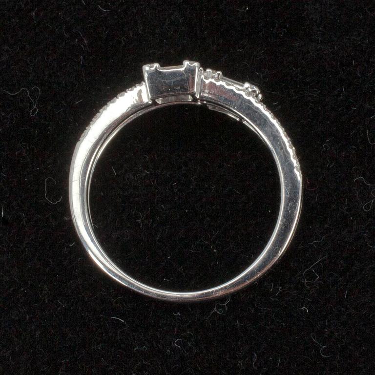 RING, vitguld 18K. Baguette- och briljantslipade diamanter tot. ca 0.52 ct. Paino 4,3 g.