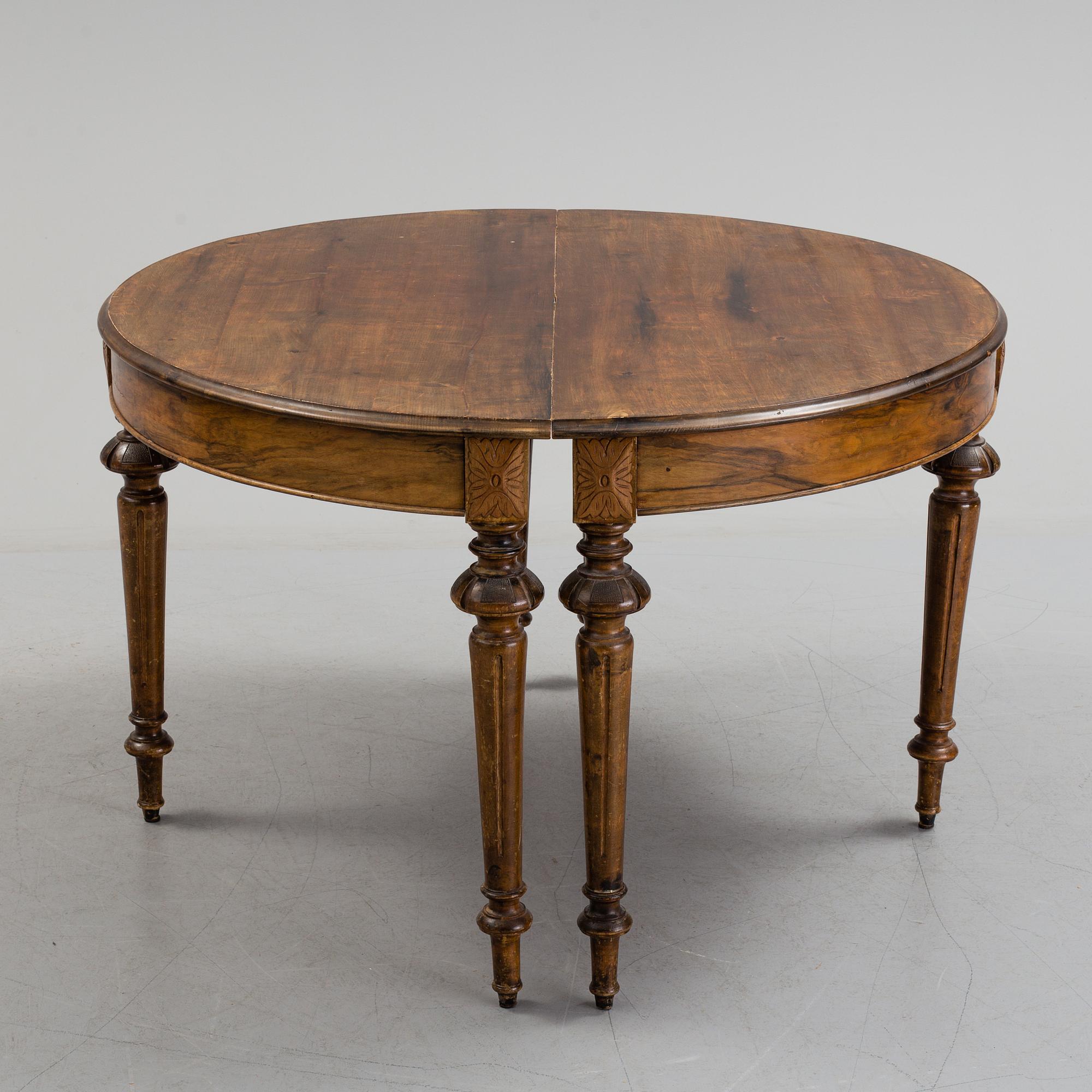A late 19th century dining table.
