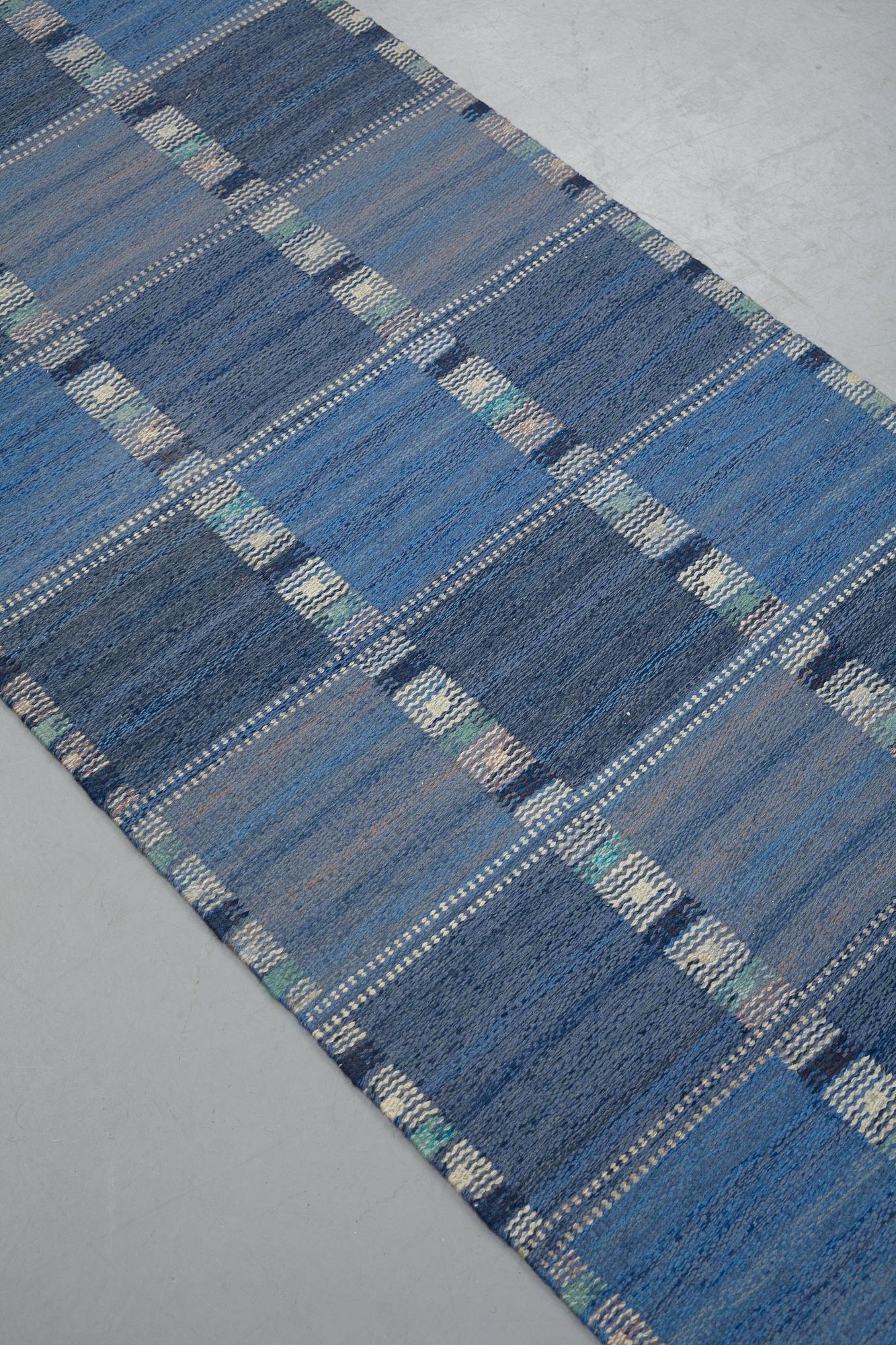 Barbro Nilsson, gallerimatta, Falurutan starkblå, rölakan, ca 532,5 x 81,5-83,5 cm, signerad AB MMF BN.