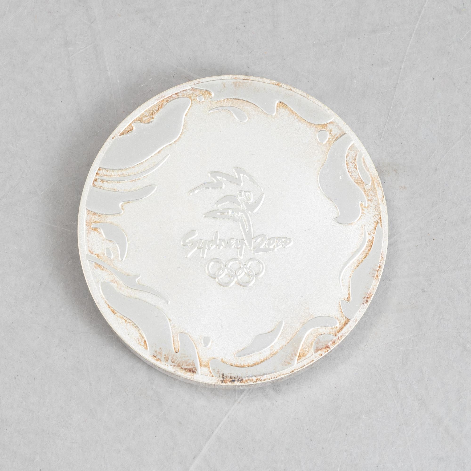 Deltagarmedalj OS, Sydney 2000 samt tygmärke för den svenska OS-truppen.
