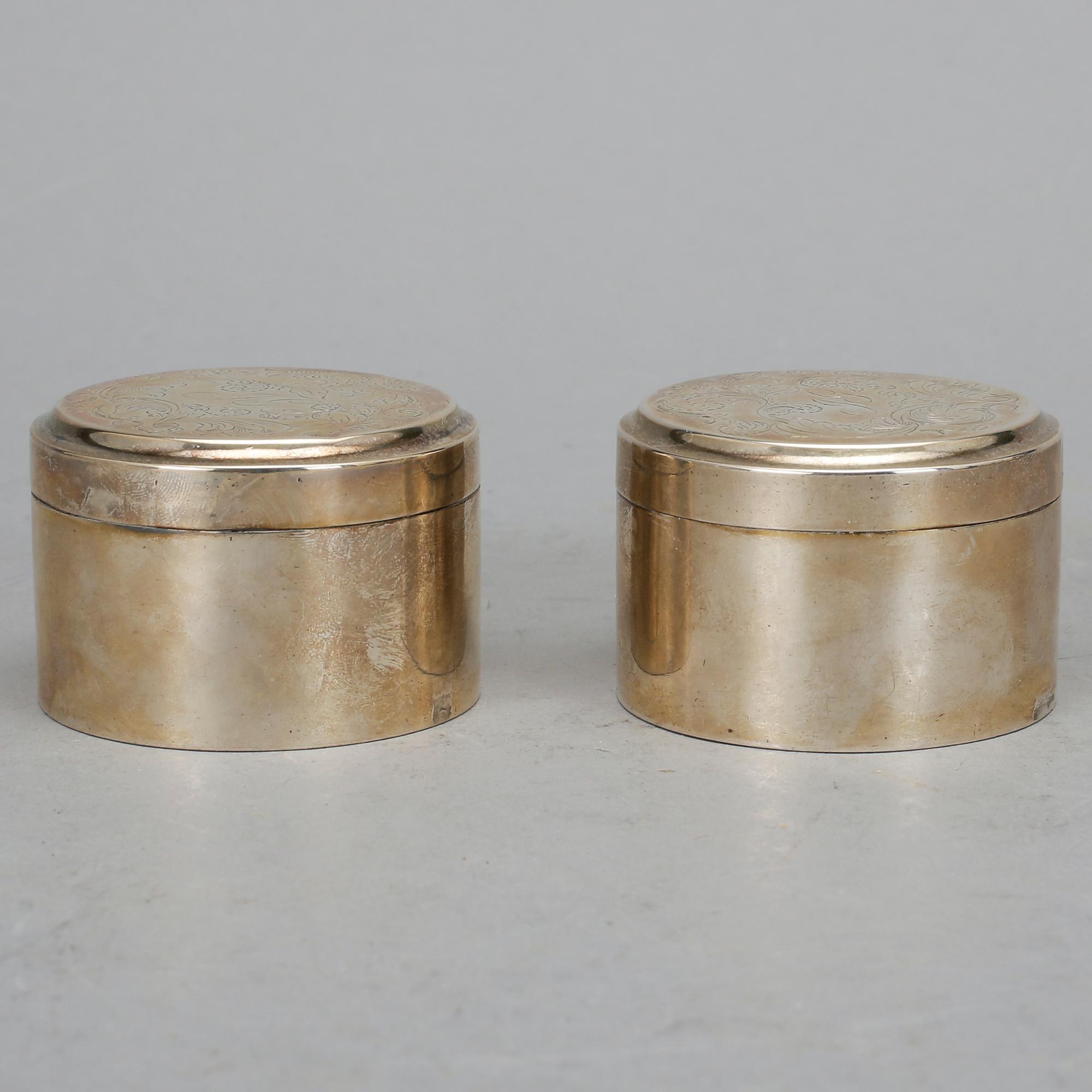 DOSOR, ett par, empire, med otydliga stämplar, sannolikt 1835. Vikt ca 156 g.