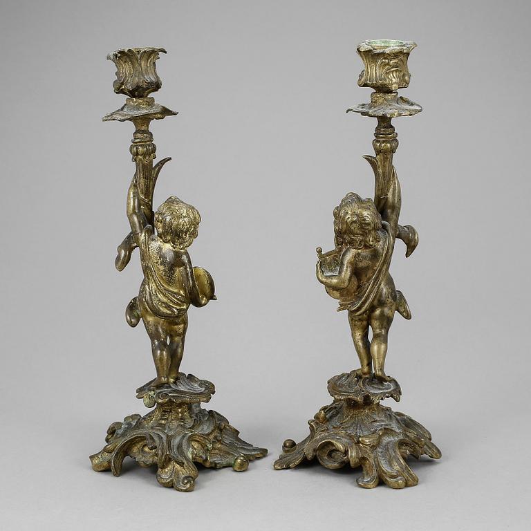 LJUSSTAKAR, ett par, patinerad brons, nyrokoko, 1800-talets slut.