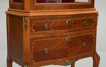 VITRINSKÅP, Louis XVI-stil, 1900-talets andra hälft.