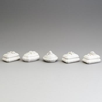 TOILETTASKAR, fem st, parian, Gustafsberg, sekelskiftet 1900.