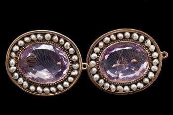 BROSCH SAMT ÖRHÄNGEN, ett par, sannolikt empire, 1800-talets första hälft.