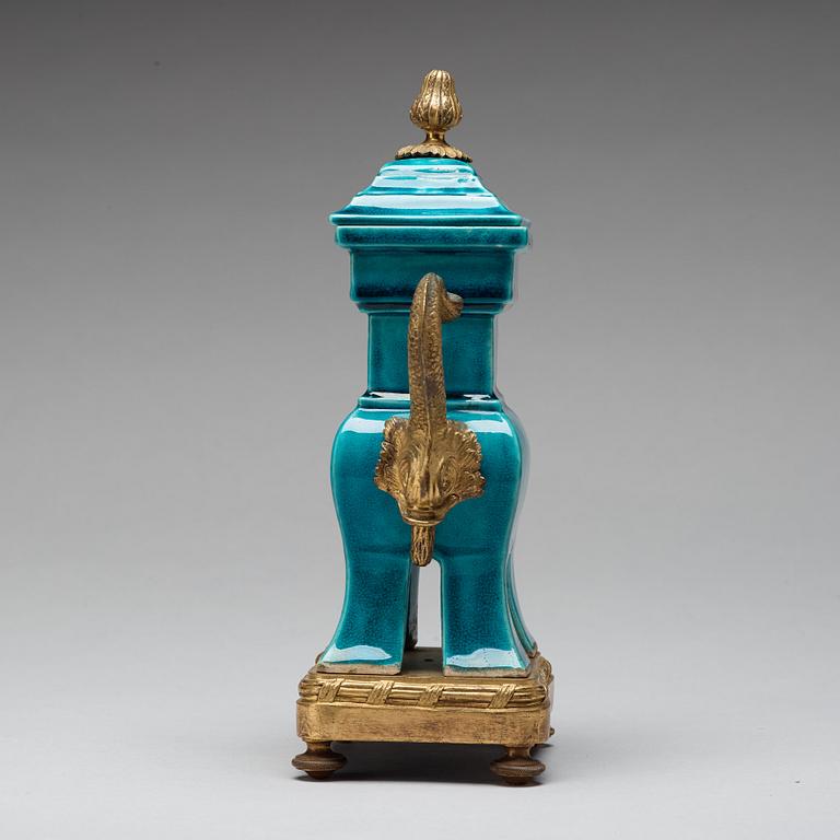 A turquoise glazed 'ding' vase with cover, Qing dynasty, Kangxi (1662-1722).