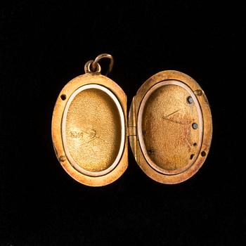 A MEDALLION, 56 gold, rose cut diamonds c. 0.10 ct, enamel. St. Petersburg 18/1900 s. Weight 7,8 g.