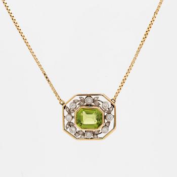 An 18K gold necklace set with a faceted peridot.