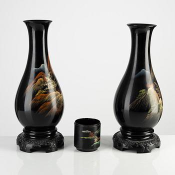 Vaser, ett par samt penselställ/underdel till burk, lack, Japan, omkring 1900.