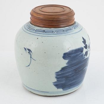 A Chinese jar with cover, Qing dynasty, 19th Century.