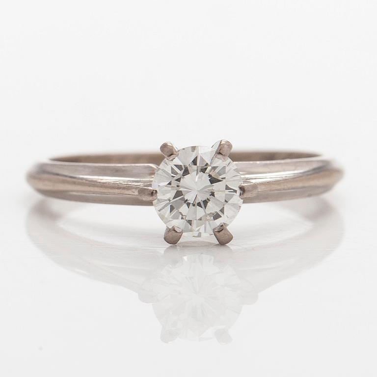 Ring, 18K vitguld med en briljantslipad diamant circa 0,62 ct, Kultakeskus 1988.