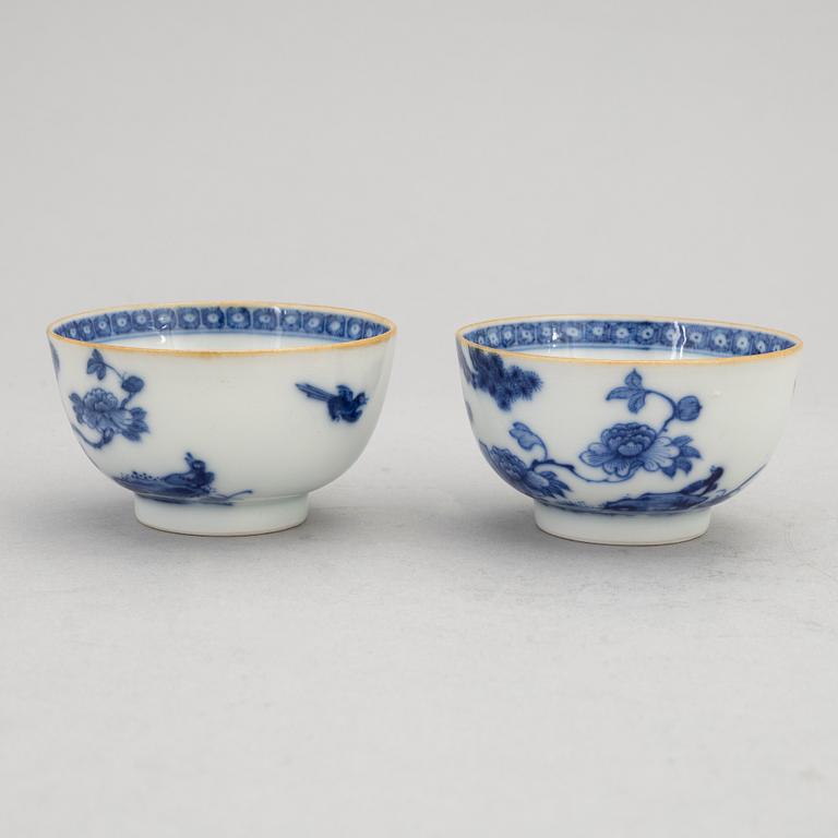 A pair och Chinese blue and white porcelain cups, Qianlong (1736-95).