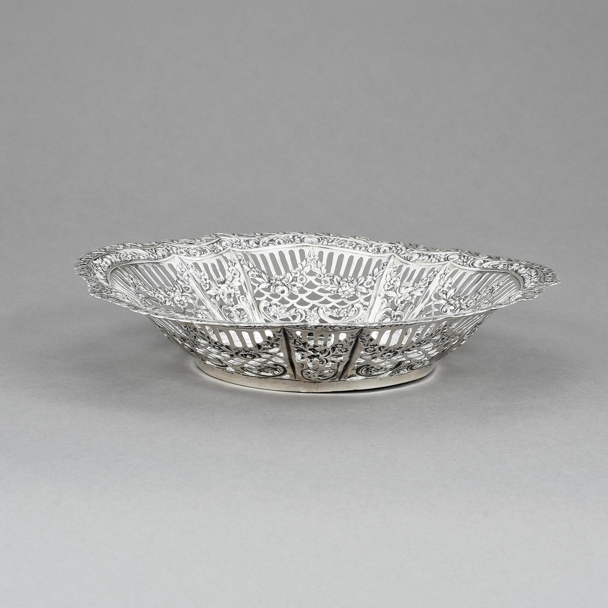 SKÅL, silver, importstämplar samt Oskar Lindroos, Helsingfors, 1931. Vikt ca 304g.