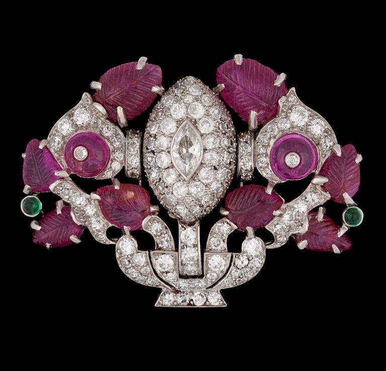 BROSCH, Cartier, briljantslipade diamanter och skurna rubiner, i form av blomsterkorg. Art Deco.