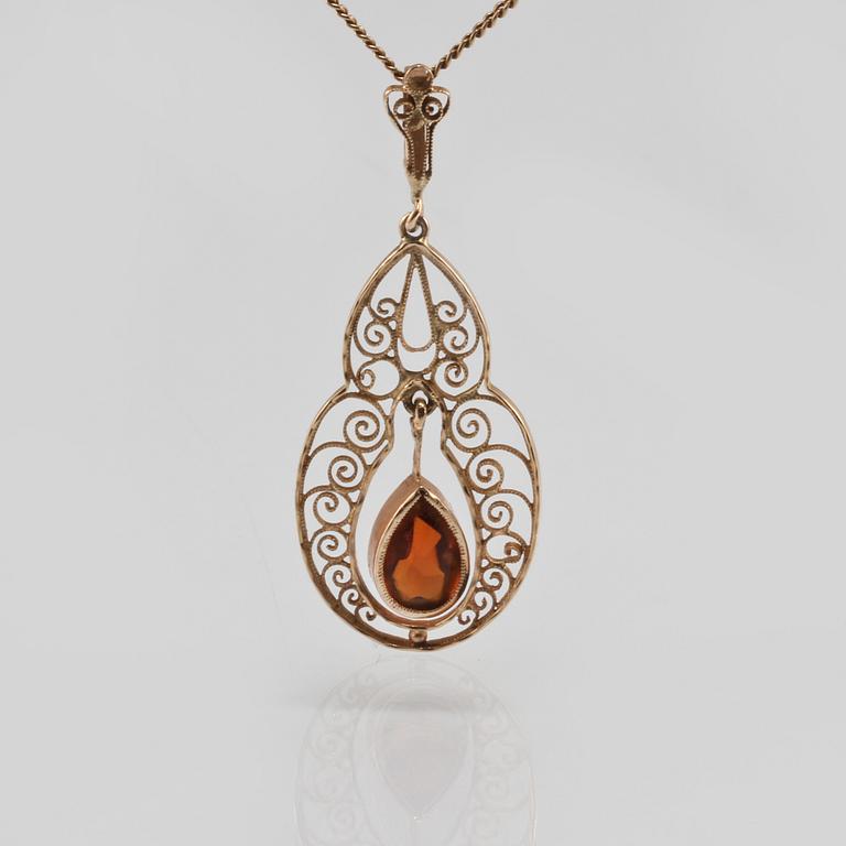 HÄNGE, 18K guld med cabochonslipad citrin, Göteborg, 1920. Vikt 5,9 gram.