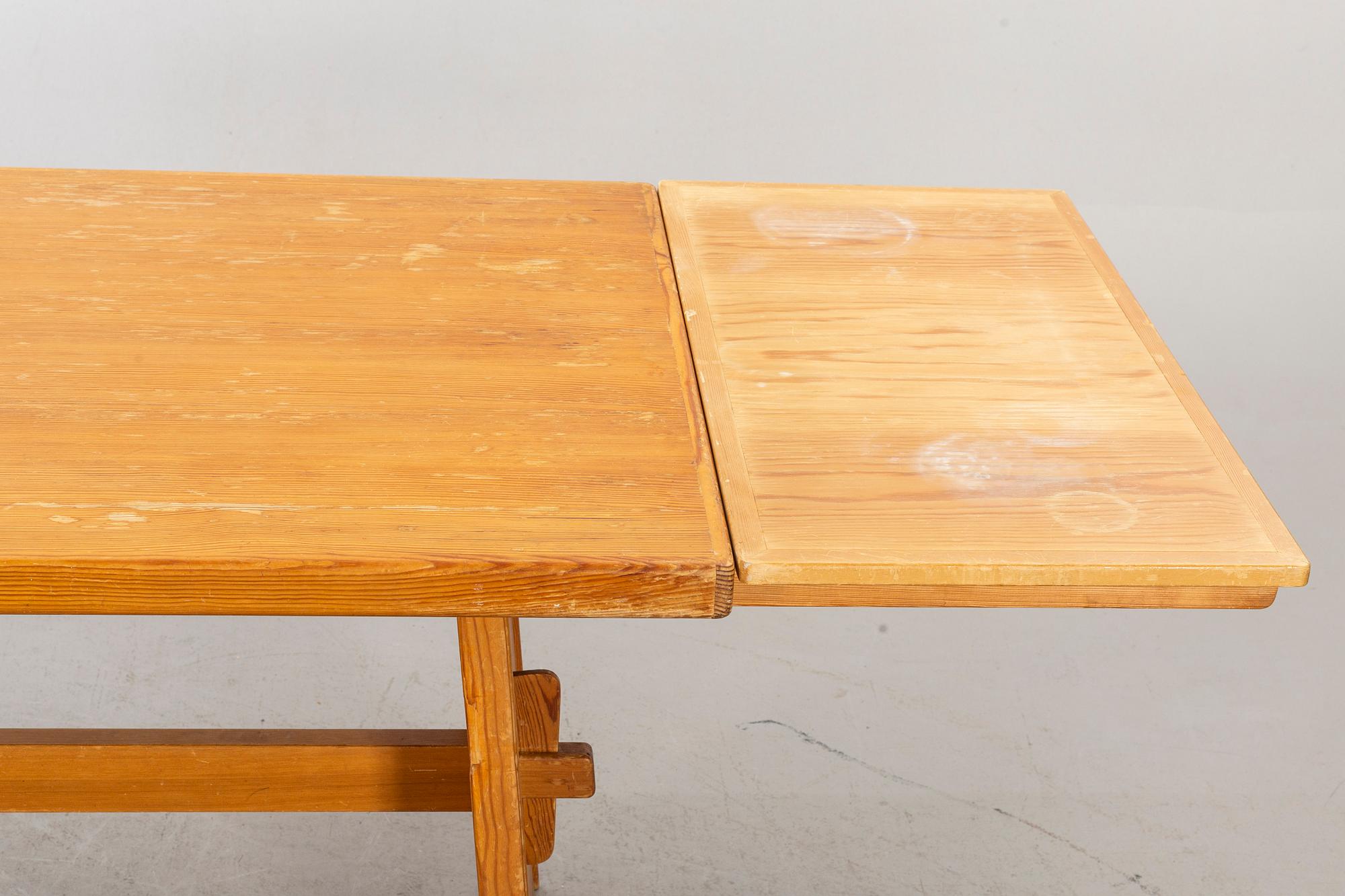 A Carl Malmsten 1930/40:s pine dining table for Svensk Furu.