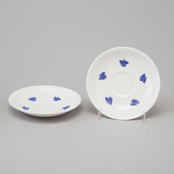 KAFFEKOPPAR MED FAT, 49 st, benporslin, "Blå blom", Old Gustavsberg, 1900-talets andra hälft.
