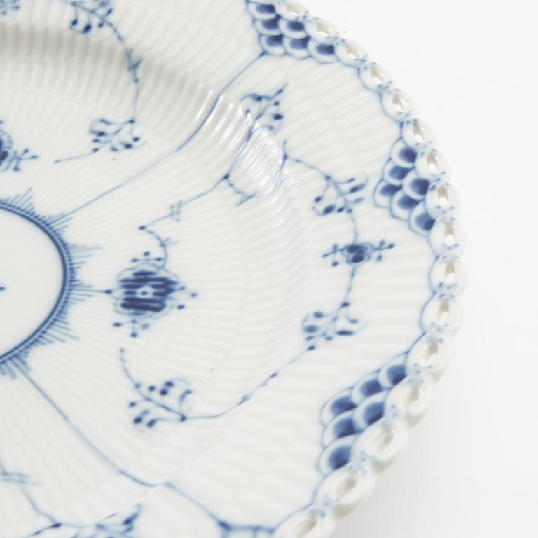 Service "Musselmalet" 13 dl Royal Copenhagen Denmark porcelain.