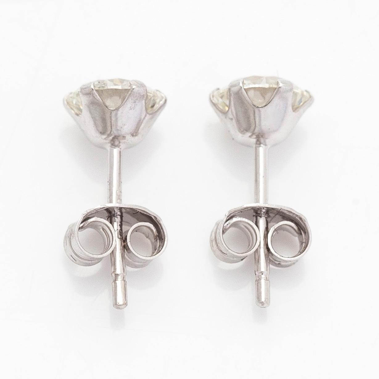 Korvakorut, 14K kultaa ja briljanttihiotut timantit.