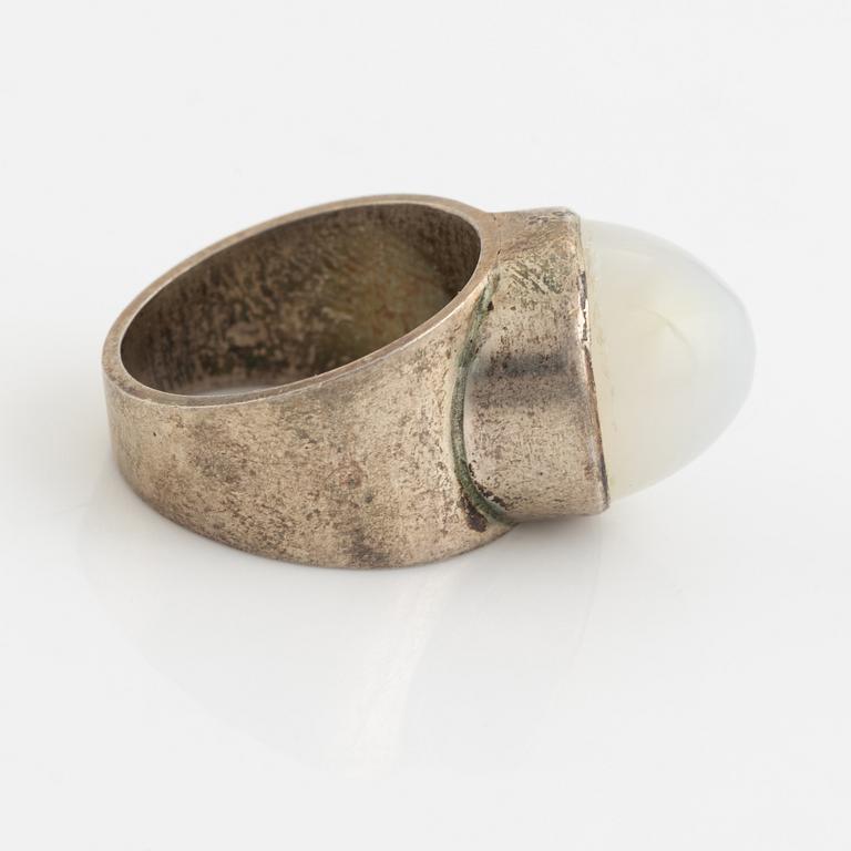Birger Haglund, ring, silver med cabochonslipad sten.