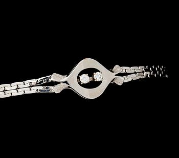 ARMLÄNK, 18 k vitguld med briljantslipade diamanter ca 0,06 ct. Vikt ca 7,5 g.