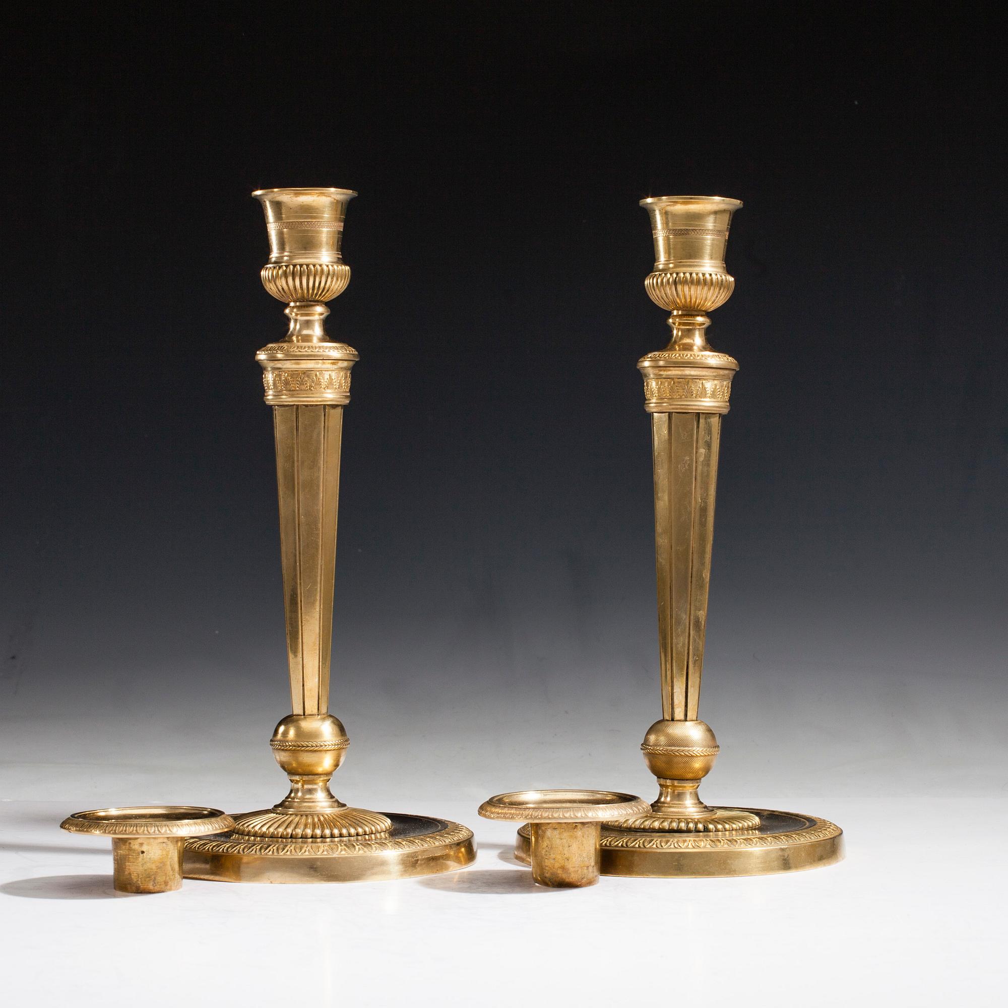 LJUSSTAKAR, ett par, förgylld brons, directoire, ca 1800.