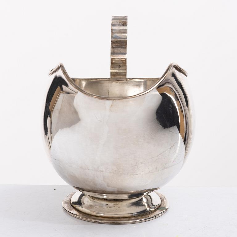 Såskanna, silver, Nordisk Silverkonst, Helsingborg 1947 samt såssked Johan Wahlström, Jönköping 1835.